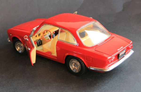Road Signature Alfa Romeo Giulia 1965 DieCast Model (5568)